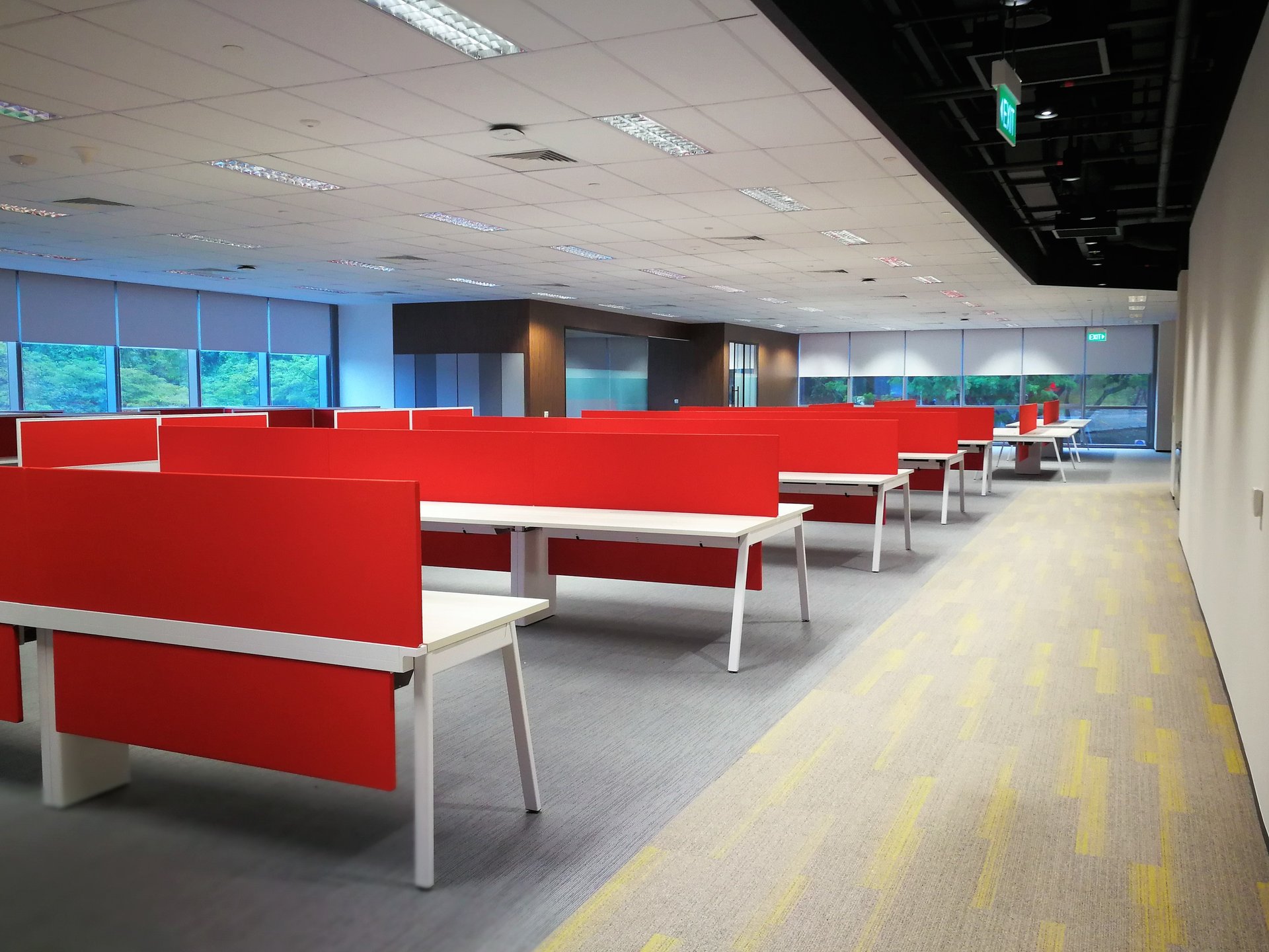 Open-plan office fitted with central cooling by Jasper