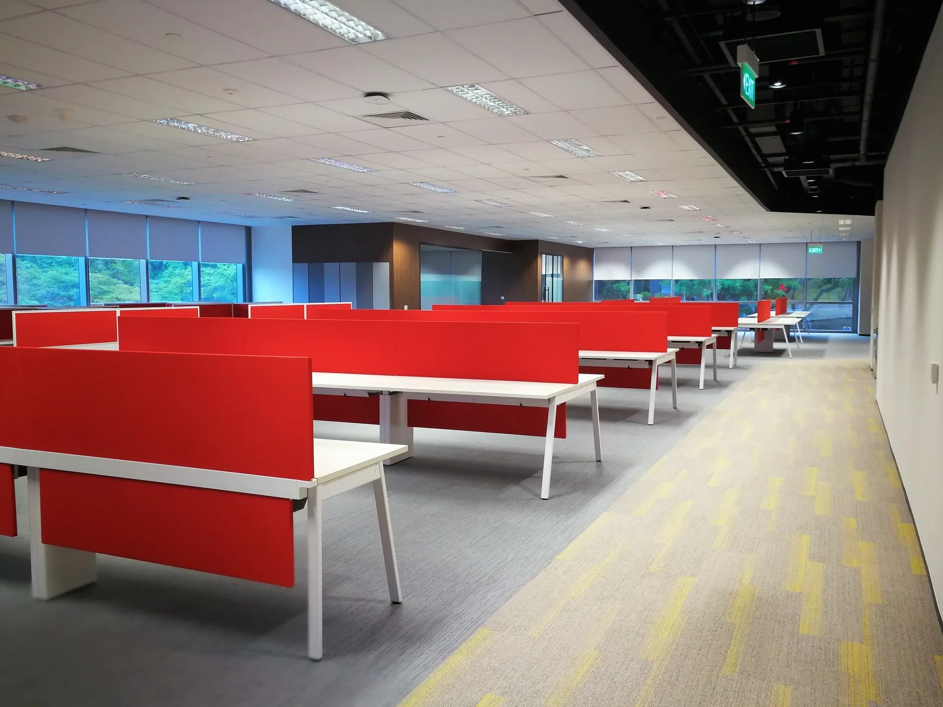 Open-plan office fitted with central cooling by Jasper