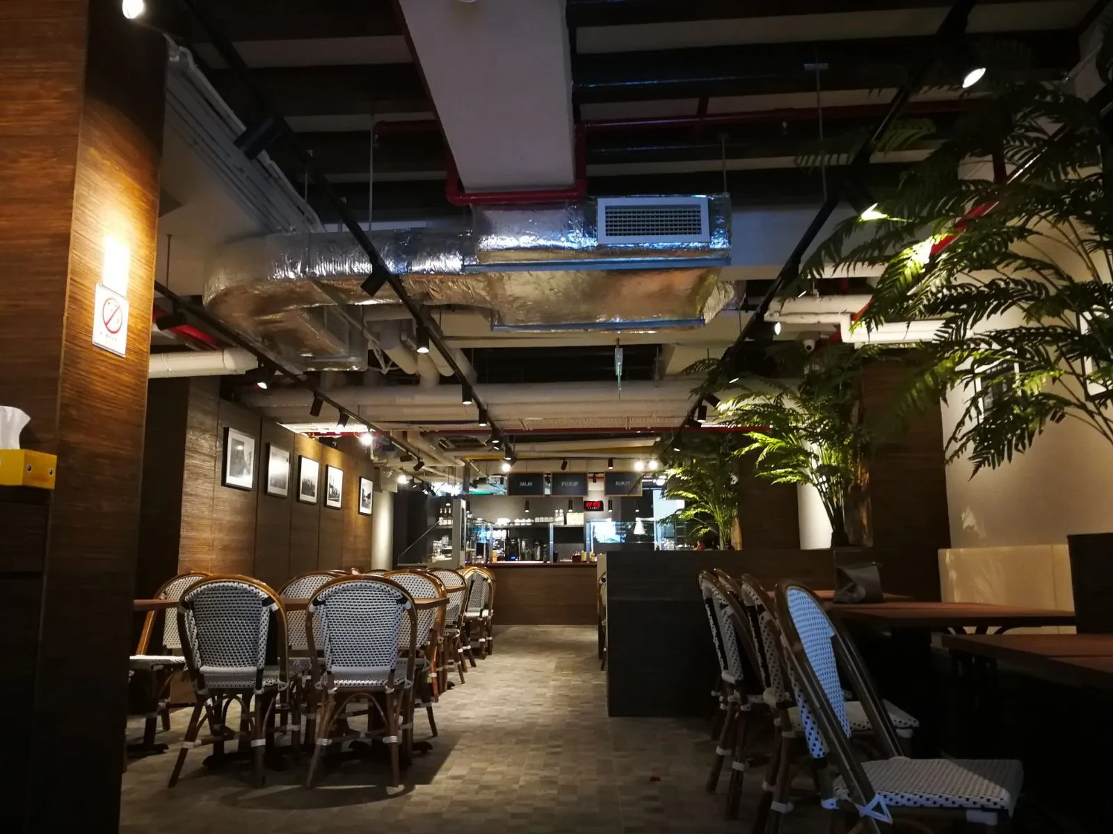 Restaurant dining area cooled by ducted fan coil units