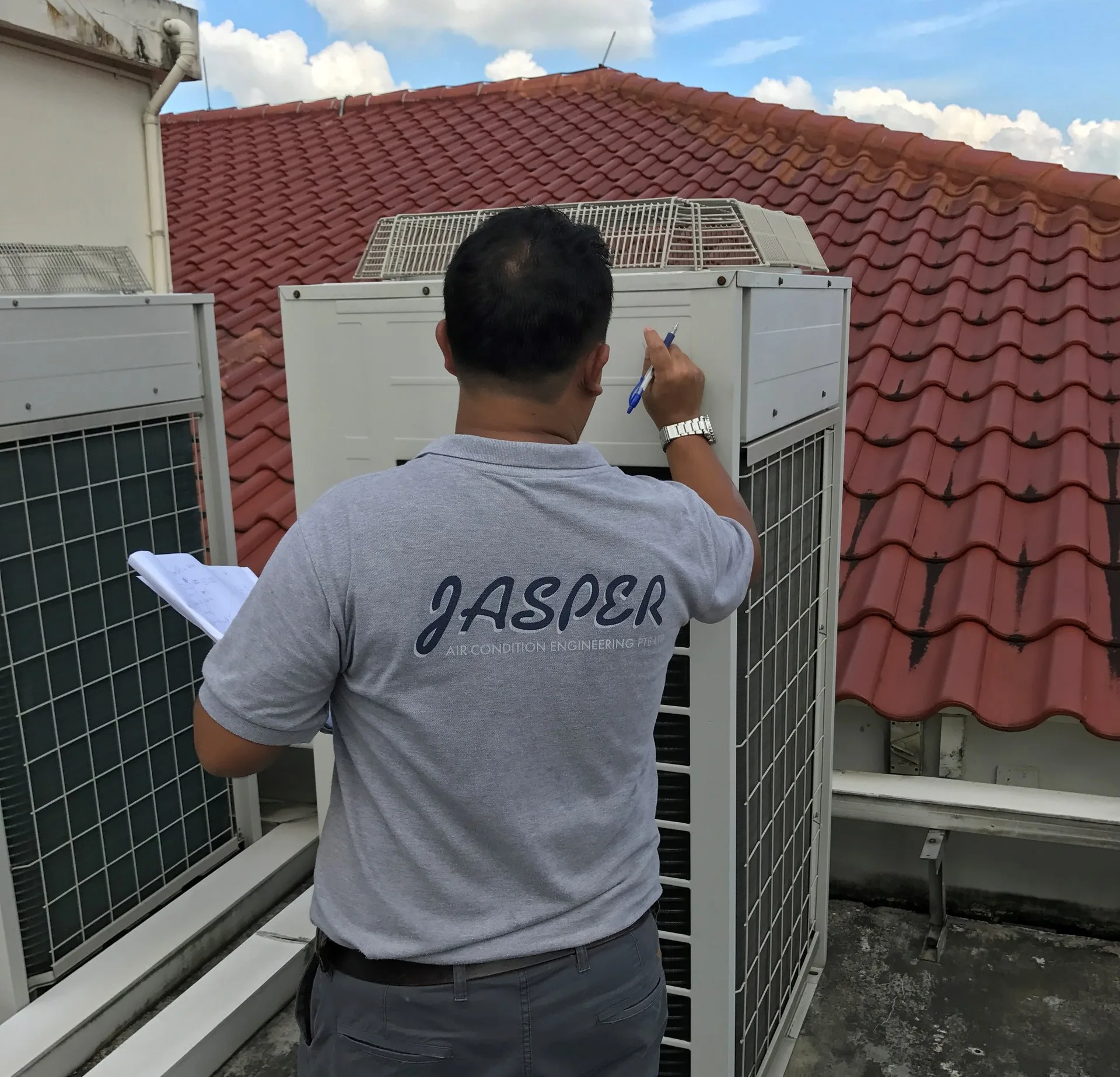 Jasper technician servicing a rooftop VRV condenser unit